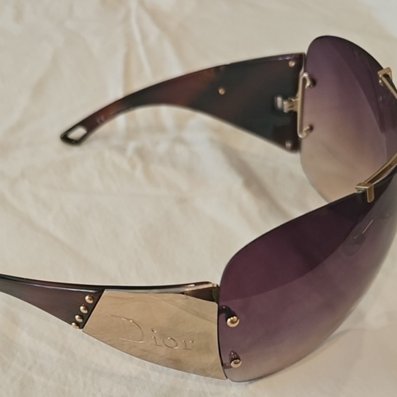 DIOR Vintage Sunglasses with case and cloth case and a cleaning cloth  also box - Picture 3 of 10